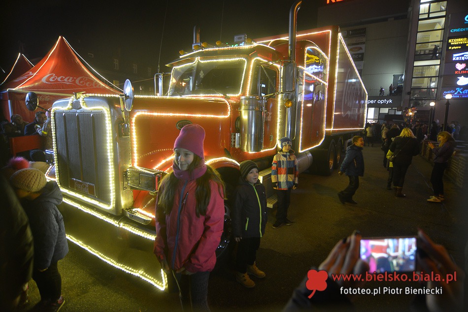 W długiej kolejce po Coca-Colę - galeria