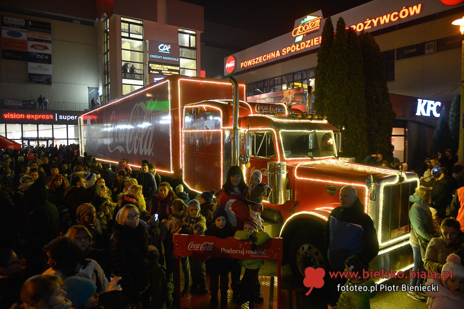 W długiej kolejce po Coca-Colę - galeria