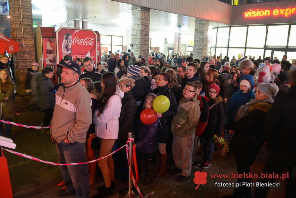W długiej kolejce po Coca-Colę - galeria