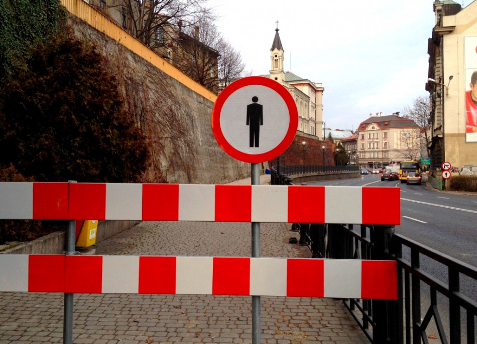 Niebezpiecznie pod murem - foto