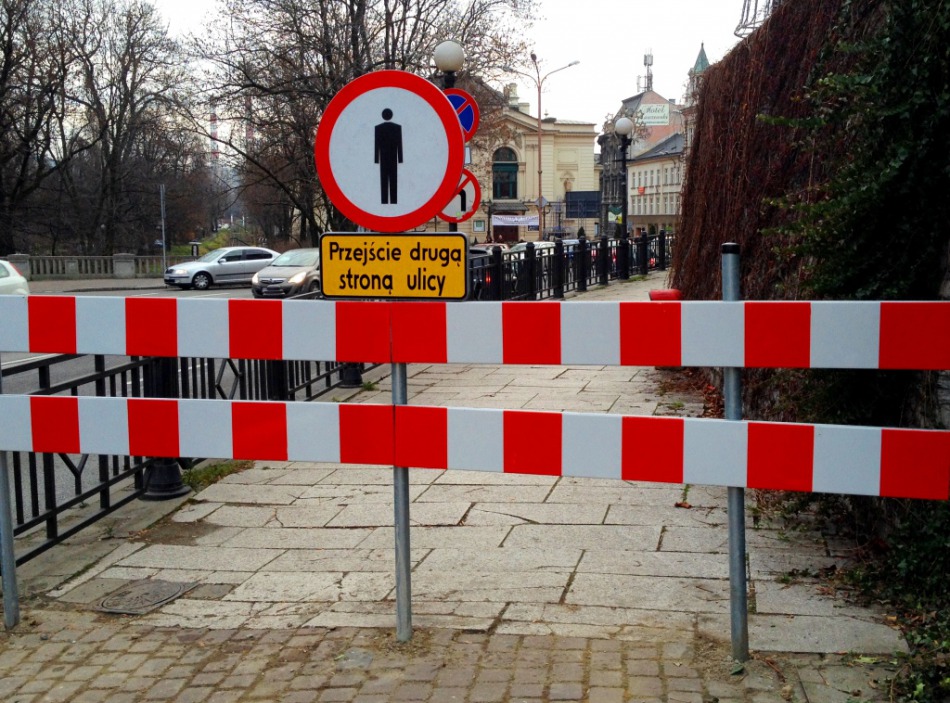 Niebezpiecznie pod murem - foto