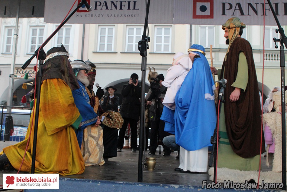 Orszak radosnych ludzi - foto