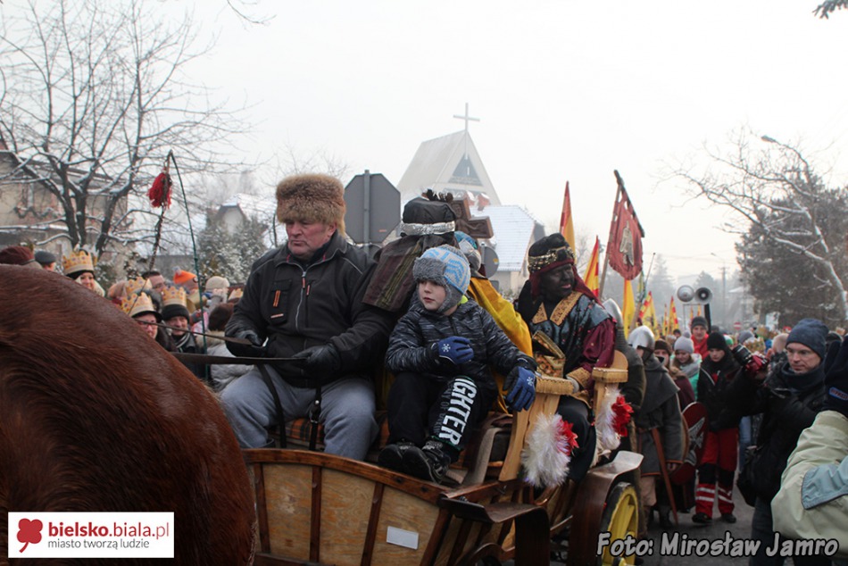 Orszak radosnych ludzi - foto