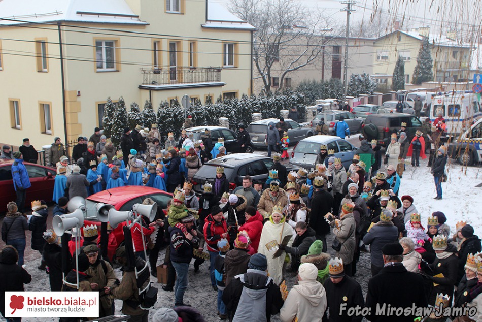 Orszak radosnych ludzi - foto