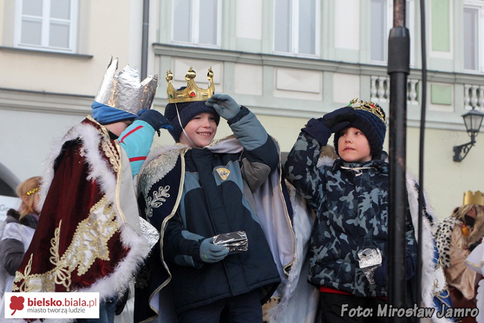 Orszak radosnych ludzi - foto