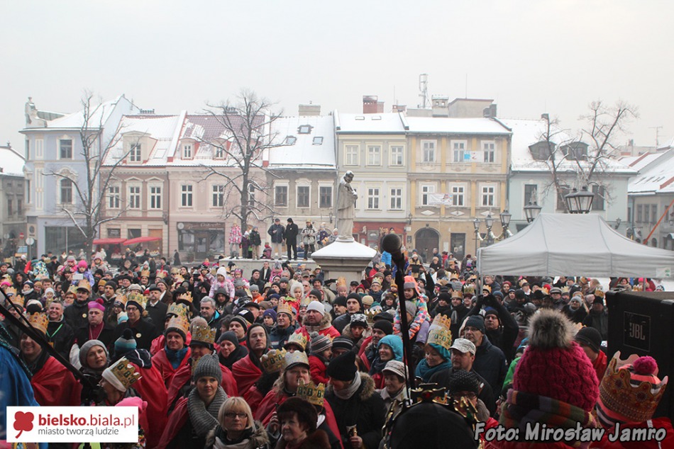 Orszak radosnych ludzi - foto