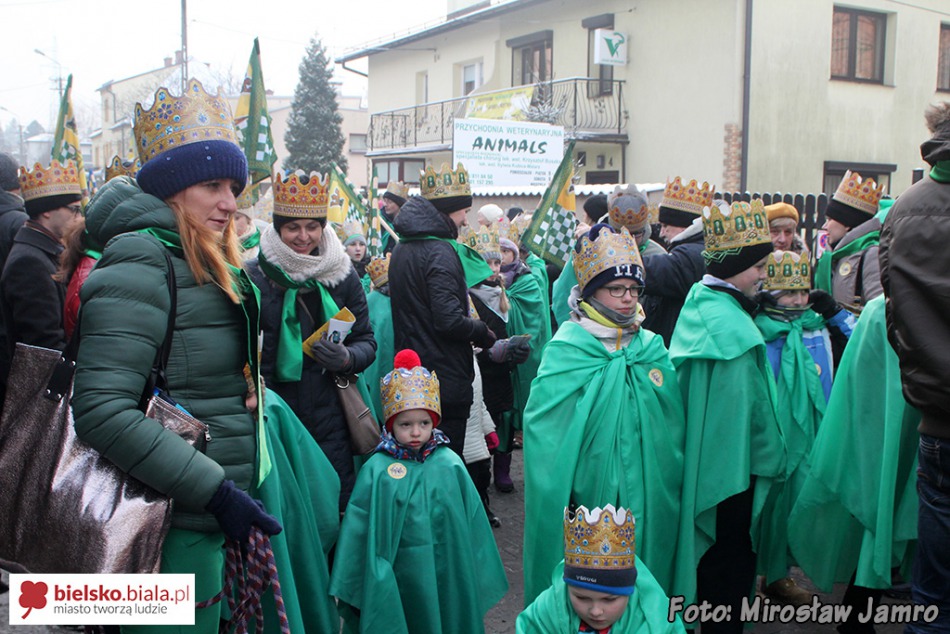 Orszak radosnych ludzi - foto