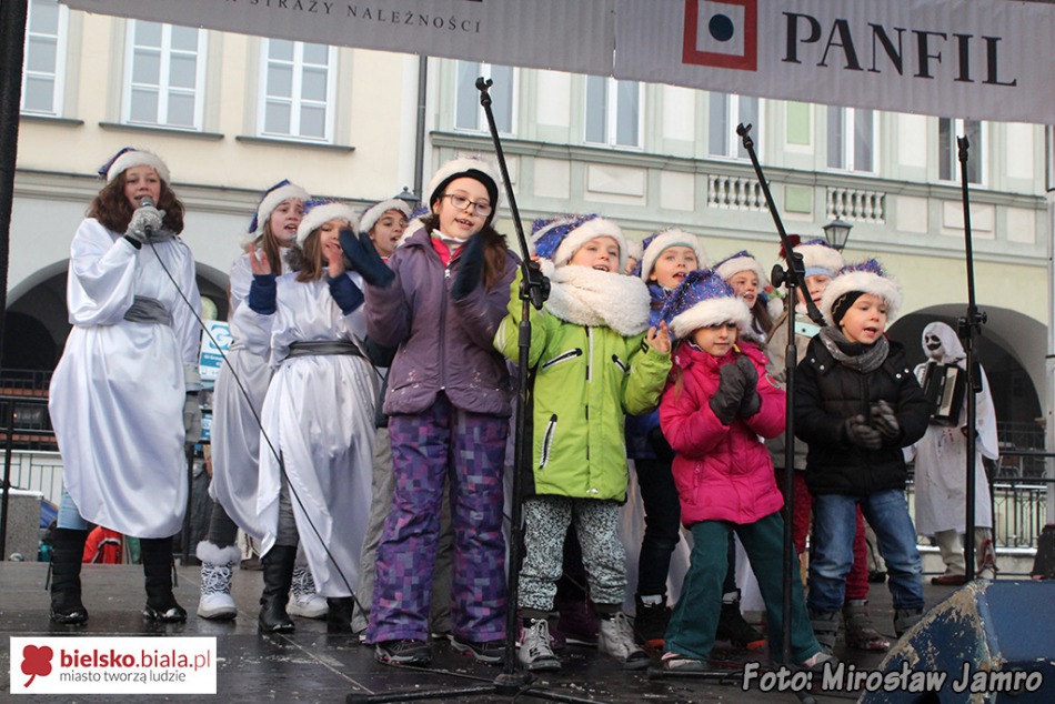Orszak radosnych ludzi - foto