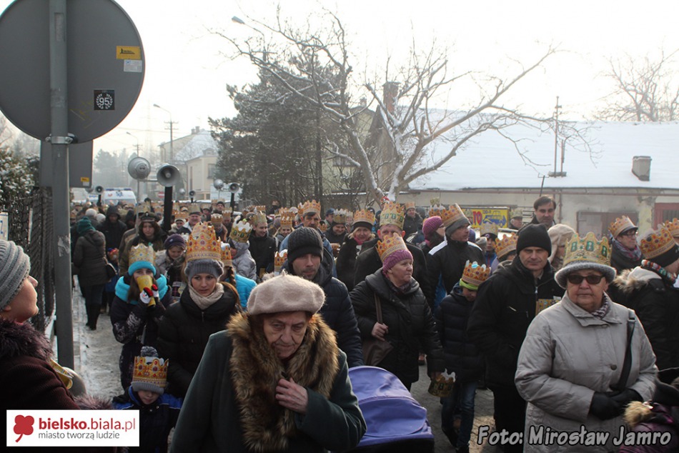 Orszak radosnych ludzi - foto