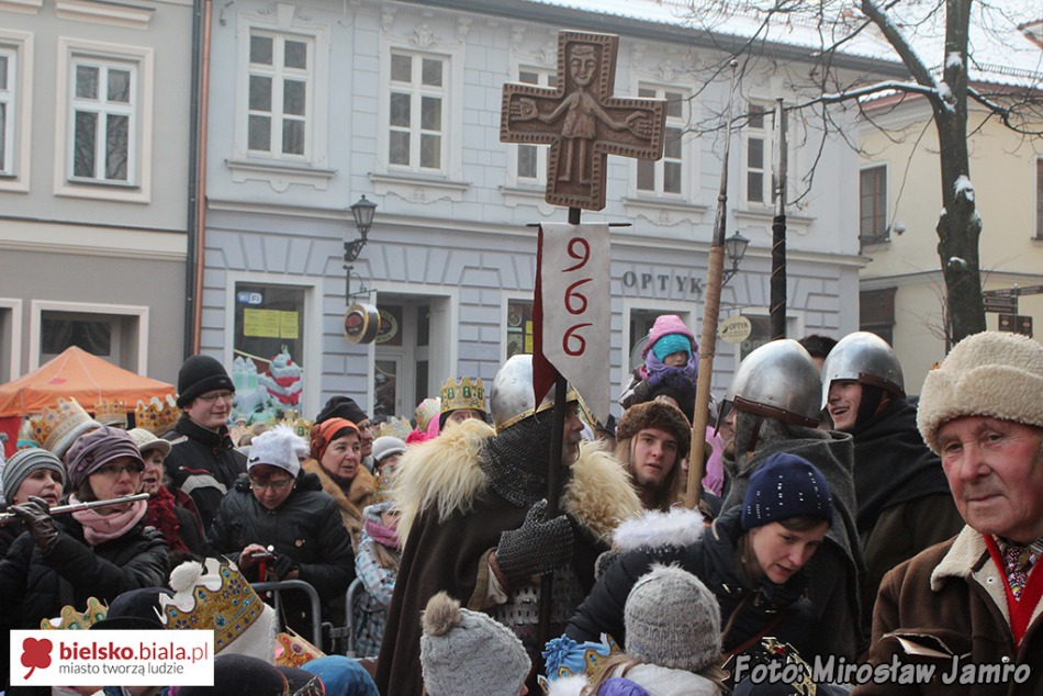 Orszak radosnych ludzi - foto