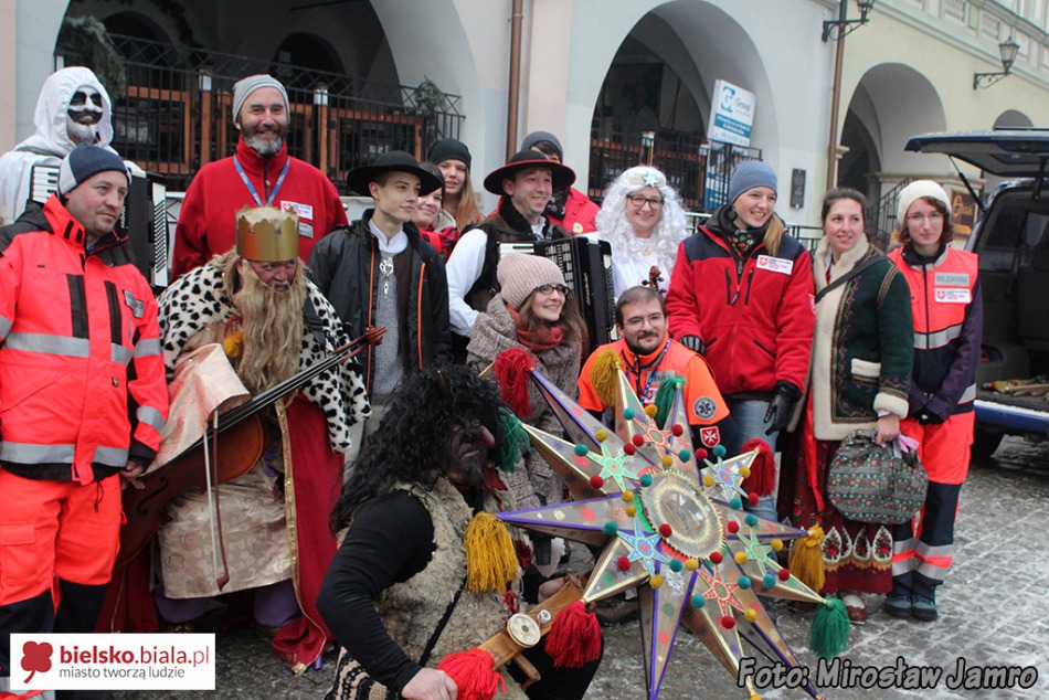 Orszak radosnych ludzi - foto