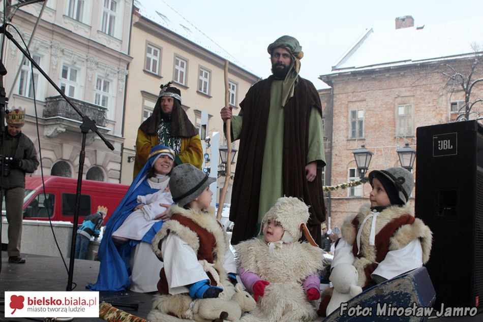 Orszak radosnych ludzi - foto