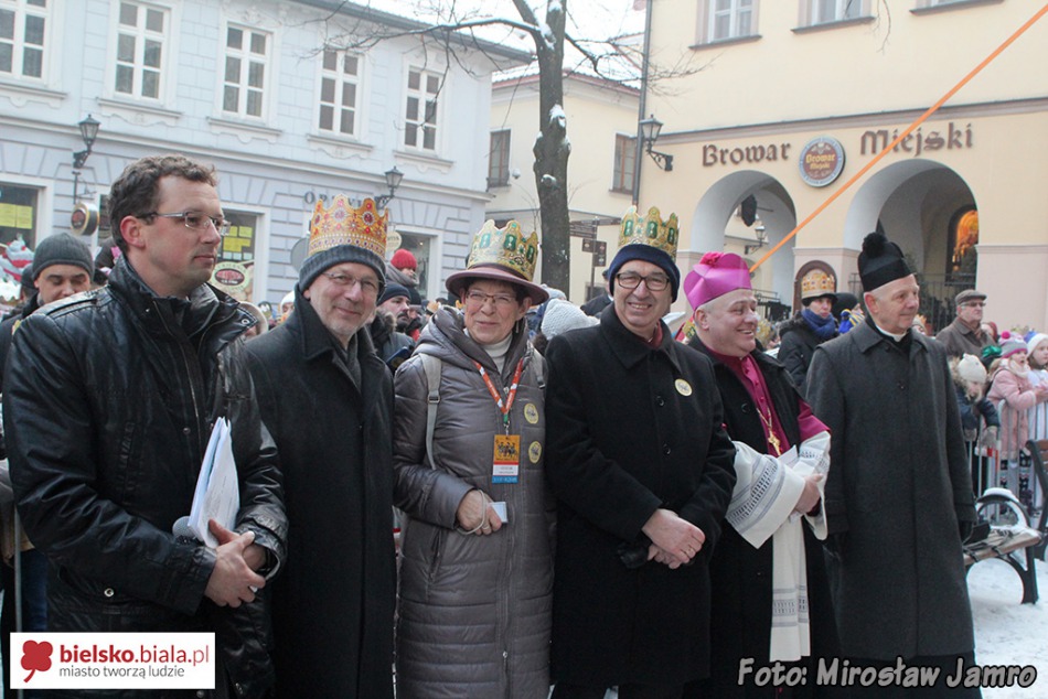 Orszak radosnych ludzi - foto