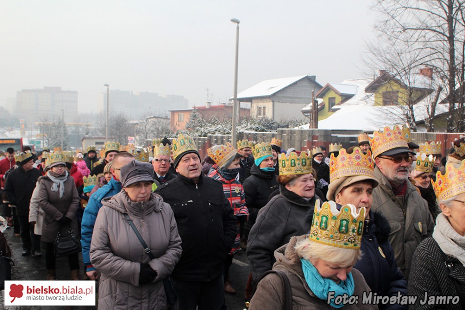 Orszak radosnych ludzi - foto