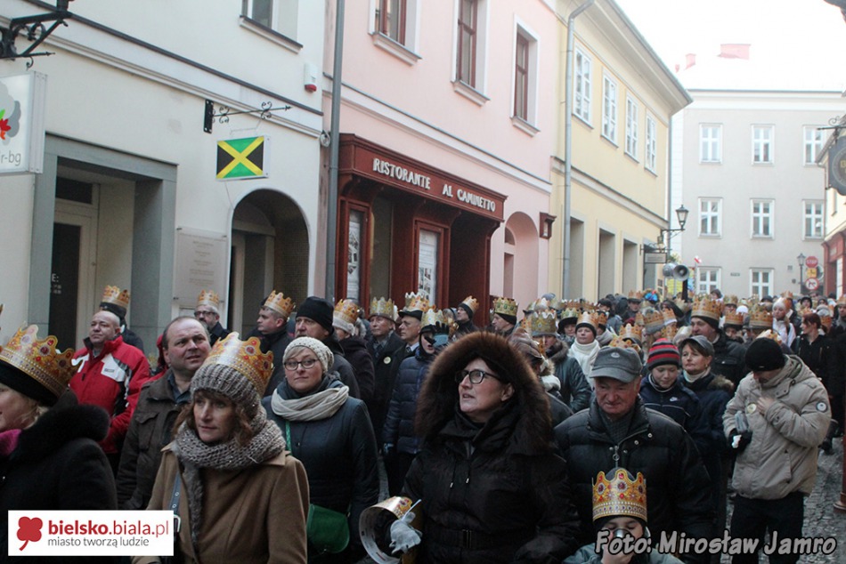 Orszak radosnych ludzi - foto