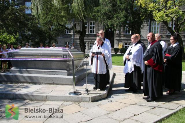 Renowacja okaleczonego pomnika - foto