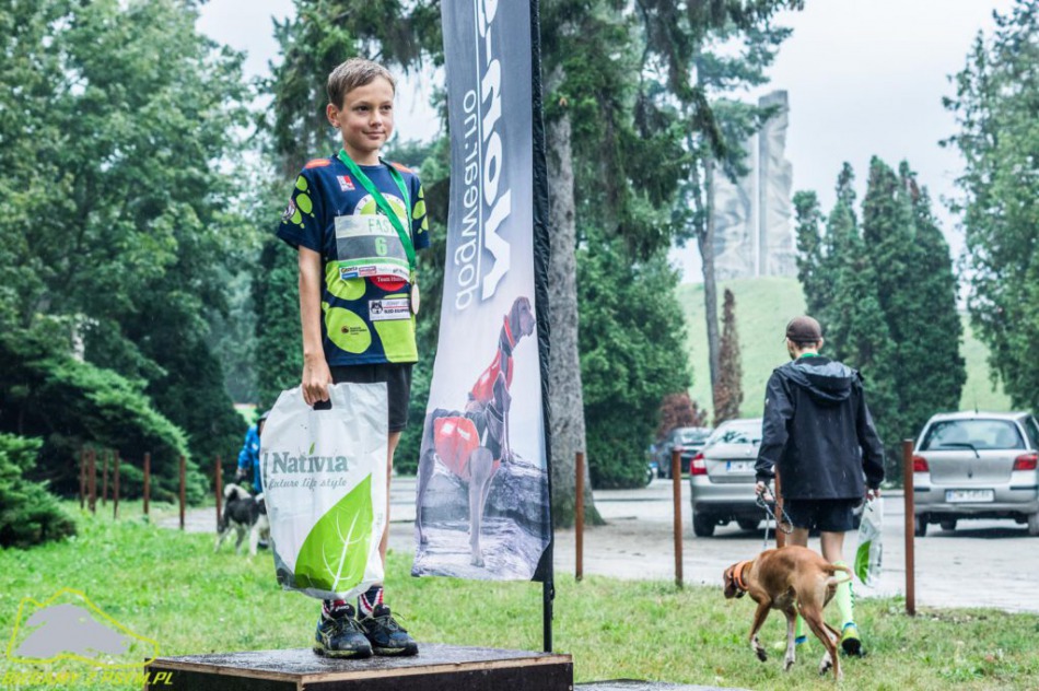 Szybki pies z ładną panią - foto
