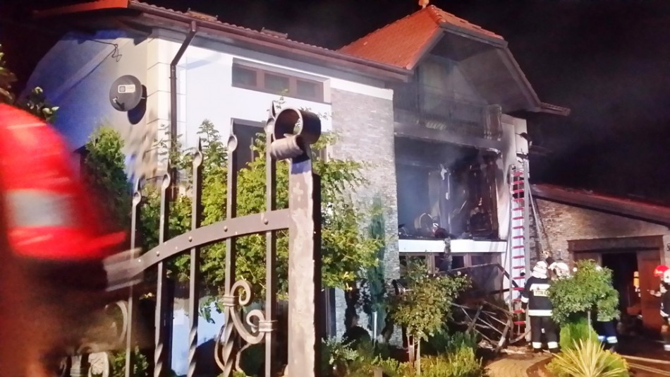 Nocny pożar domu jednorodzinnego