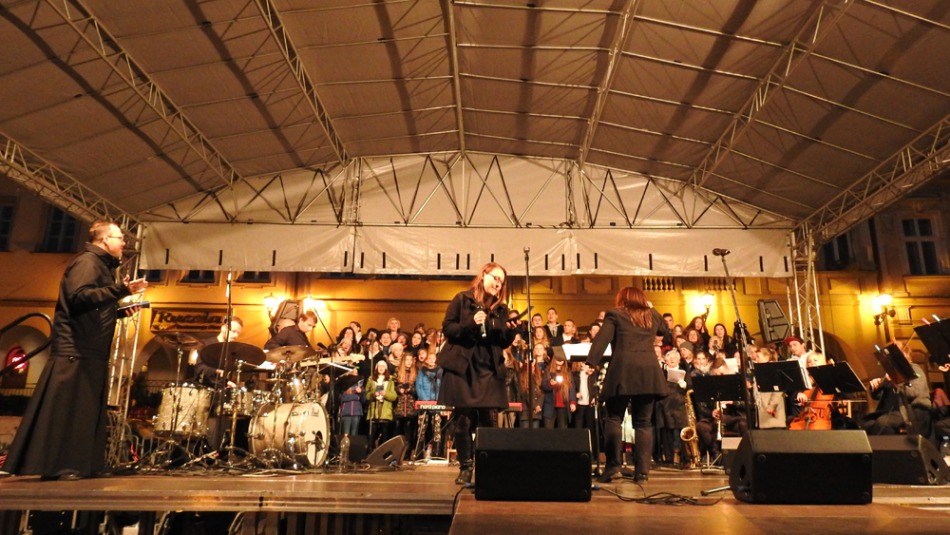 Pokaz mody z dewocjonaliami - foto