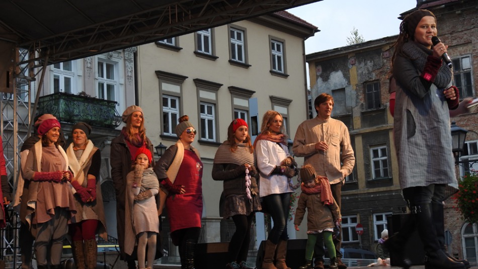 Pokaz mody z dewocjonaliami - foto