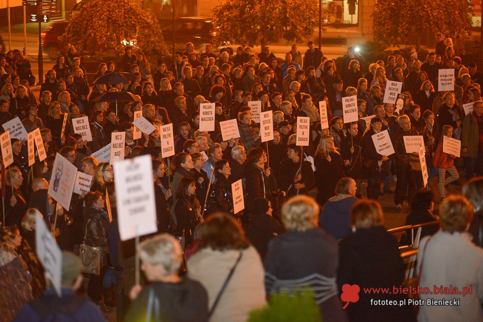 Protest kobiet na placu Chrobrego