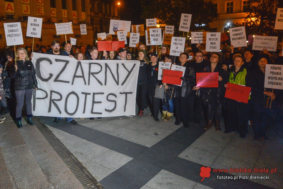 Protest kobiet na placu Chrobrego