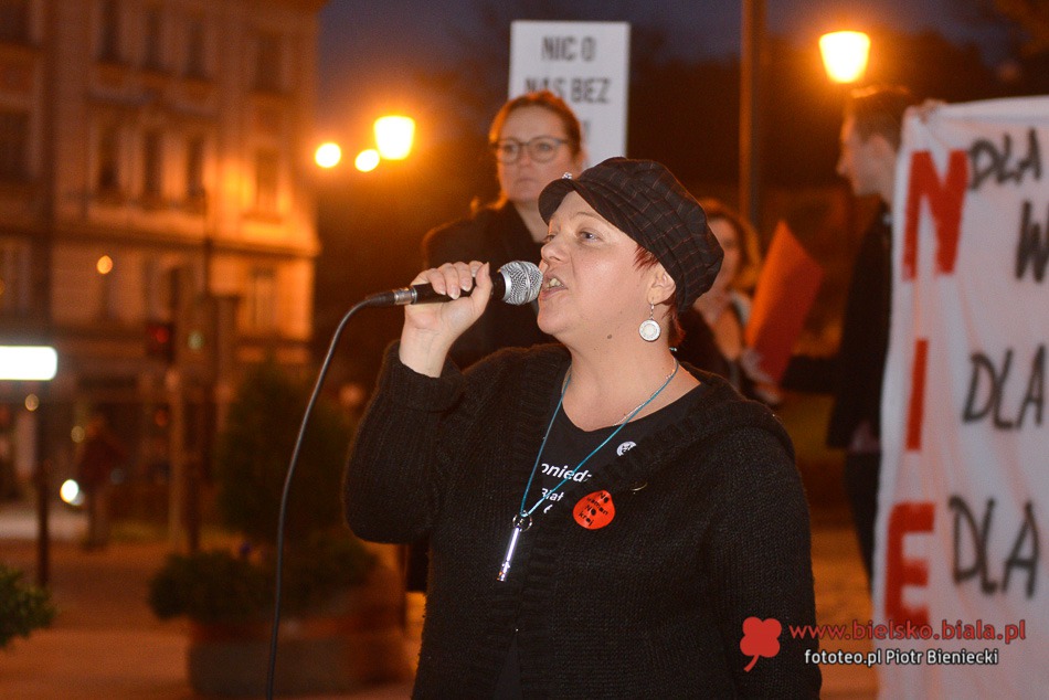 Protest kobiet na placu Chrobrego