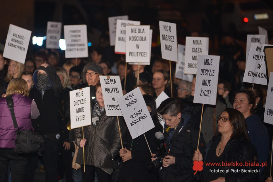 Protest kobiet na placu Chrobrego