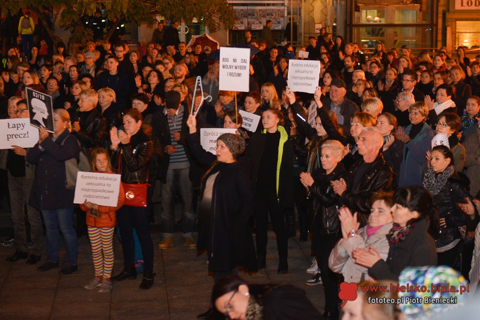 Protest kobiet na placu Chrobrego
