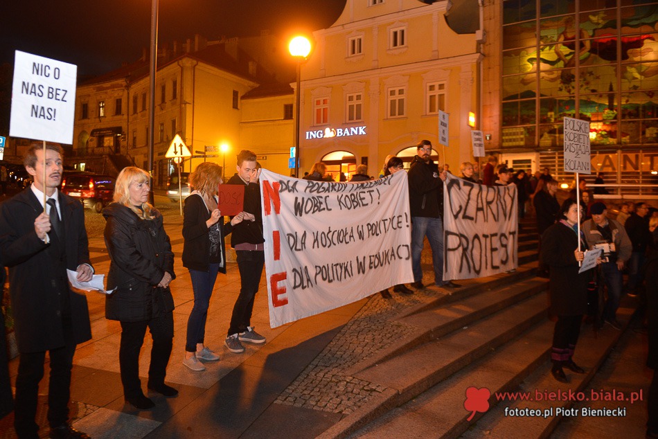 Protest kobiet na placu Chrobrego