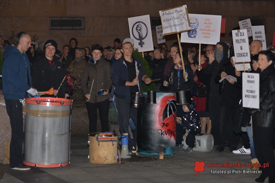 Protest kobiet na placu Chrobrego