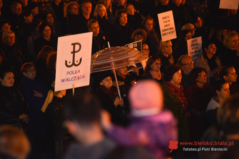 Protest kobiet na placu Chrobrego