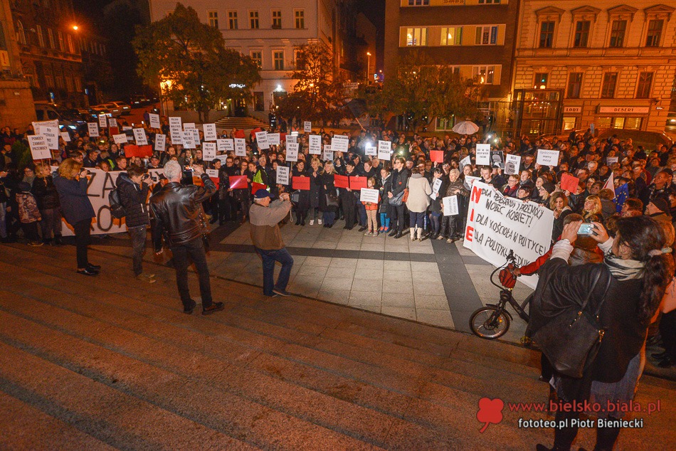 Protest kobiet na placu Chrobrego