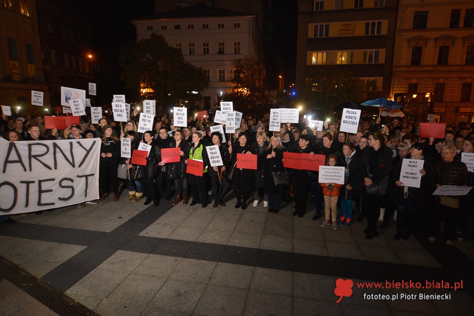 Protest kobiet na placu Chrobrego