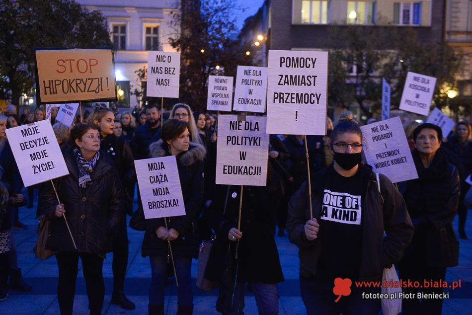 Protest kobiet na placu Chrobrego