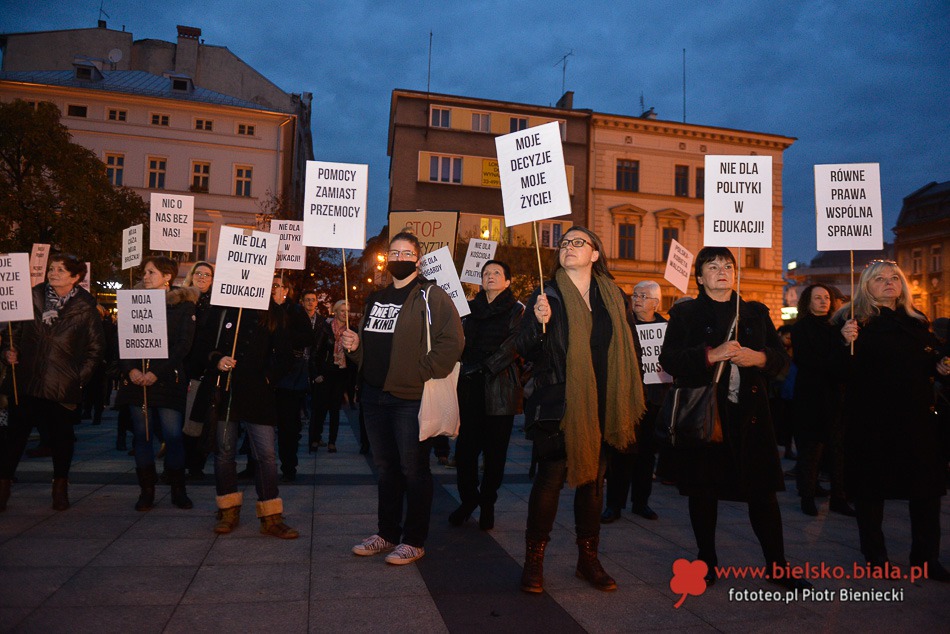 Protest kobiet na placu Chrobrego