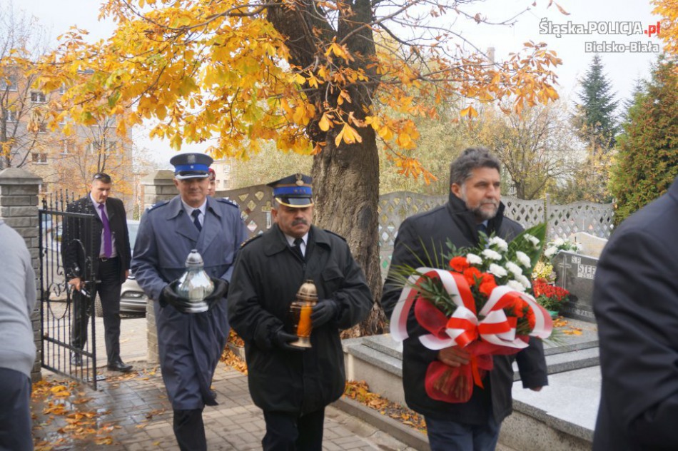 Kwiaty i znicze na grobach poległych - foto