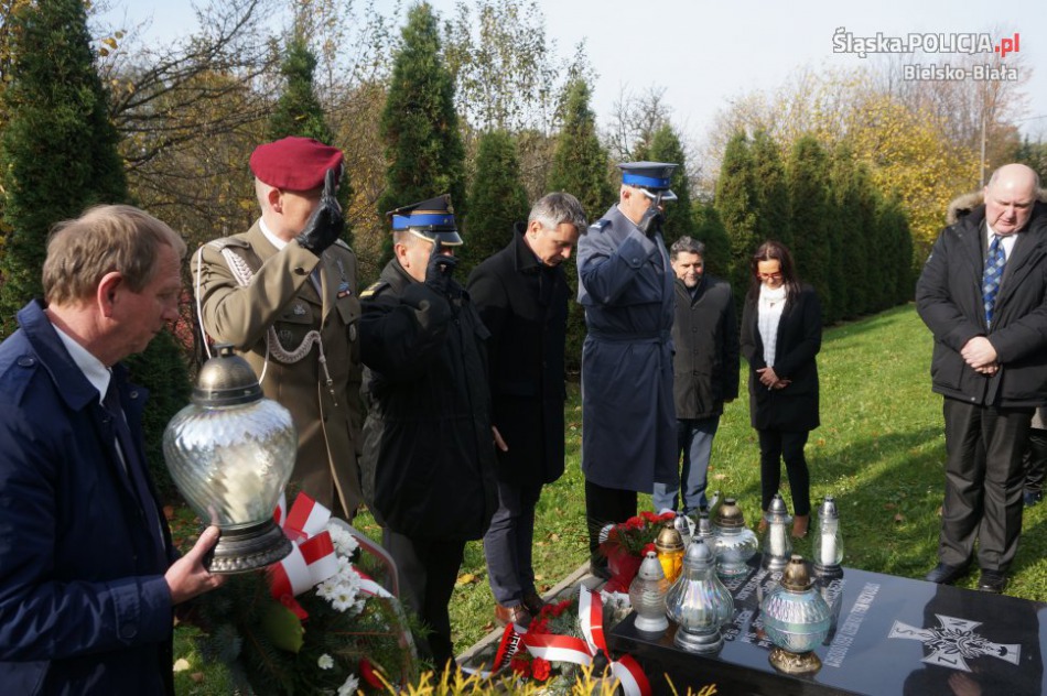 Kwiaty i znicze na grobach poległych - foto