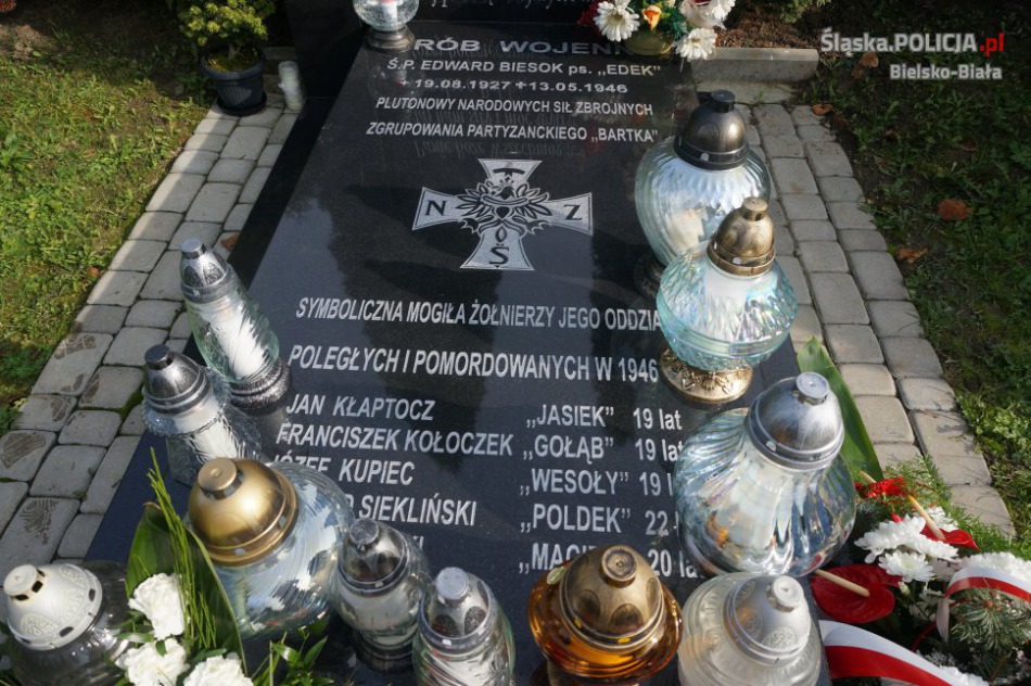 Kwiaty i znicze na grobach poległych - foto