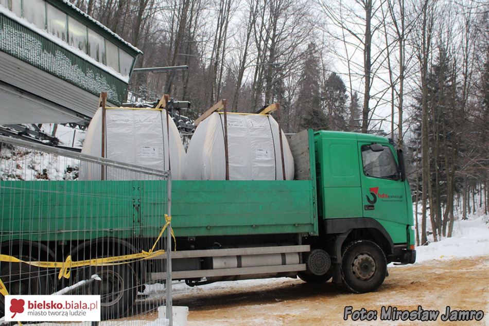 Kończą podwieszanie wagoników
