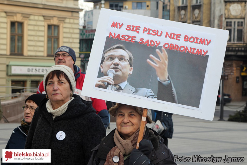 W obronie sądów na placu Chrobrego - foto