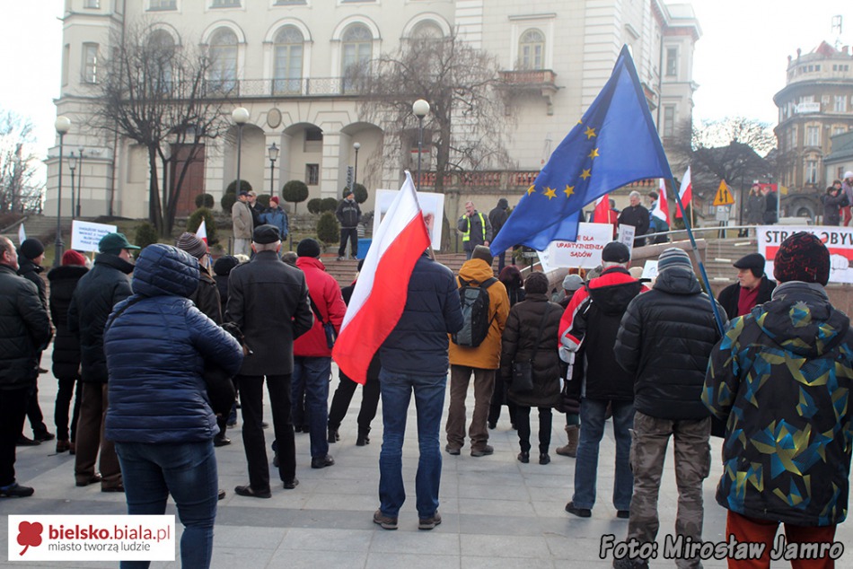 W obronie sądów na placu Chrobrego - foto