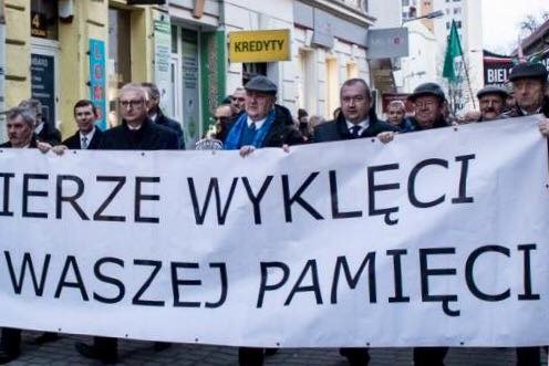 Wojsko stanie na placu Wojska Polskiego