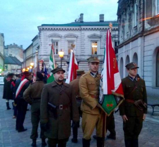 Wojsko stanie na placu Wojska Polskiego