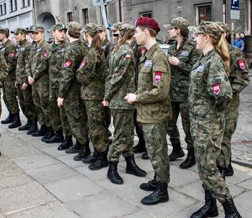Wojsko stanie na placu Wojska Polskiego