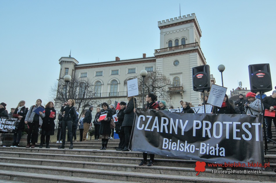 Czarny Protest w Dniu Kobiet - foto