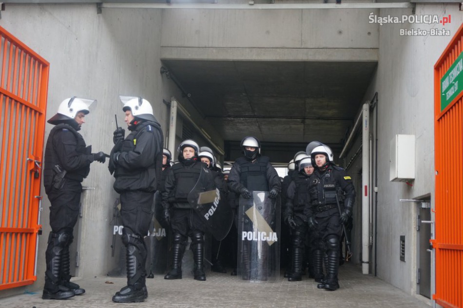 Policja w pełnym rynsztunku i z bronią - foto