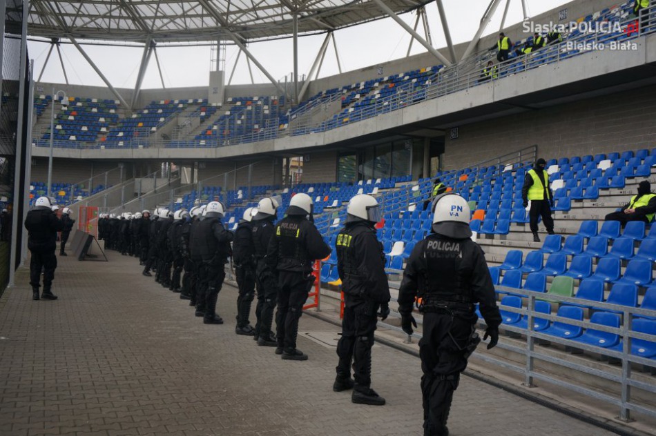 Policja w pełnym rynsztunku i z bronią - foto