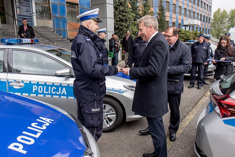 Hybrydy zastąpią stare radiowozy - foto