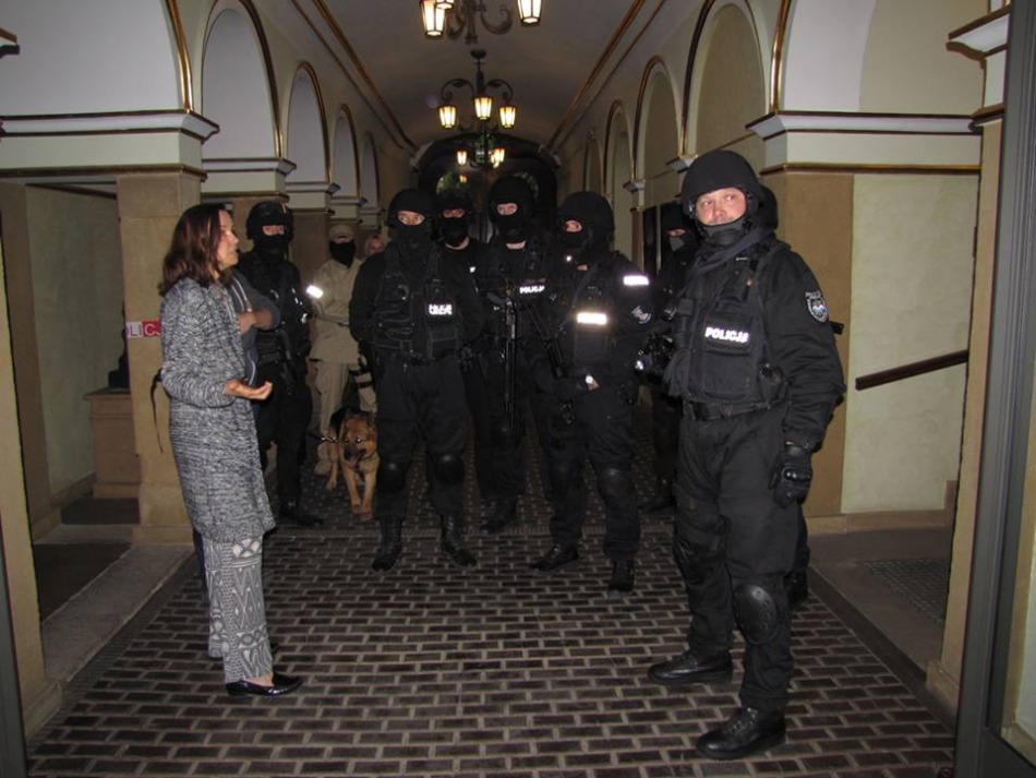 Policja kryminalna na zamku - foto